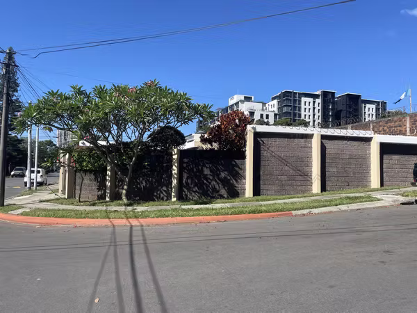 Propiedad en venta en avenida principal, zona 11 col. Mariscal Loma Linda