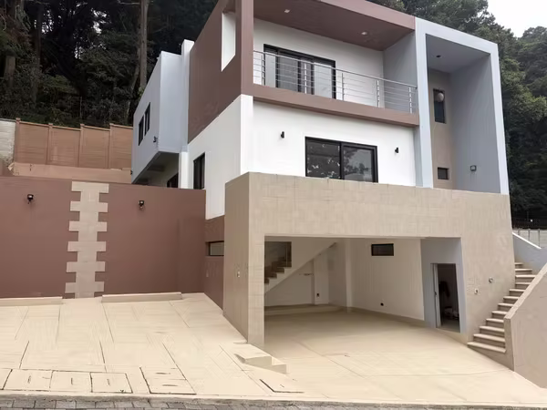 Zona 16 por el Pulte casa dentro de garita en venta