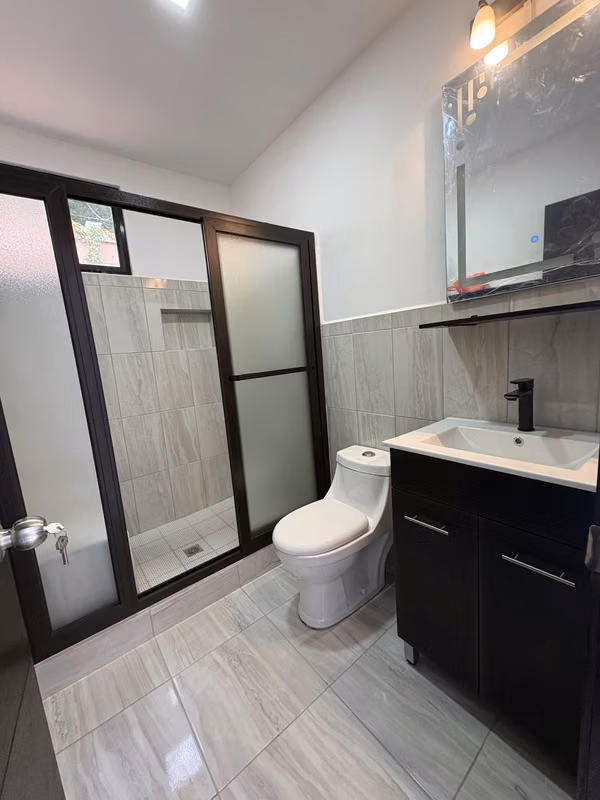 Zona 16 por el Pulte casa dentro de garita en venta