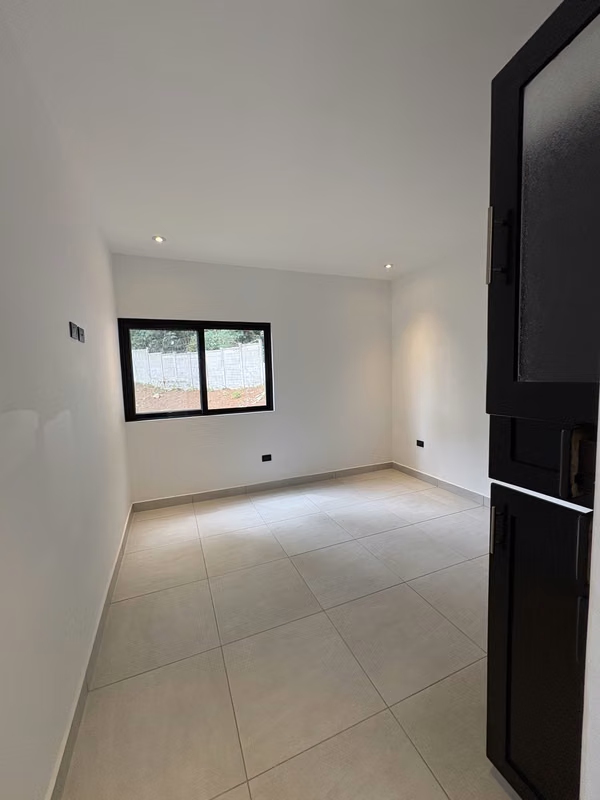 Zona 16 por el Pulte casa dentro de garita en venta