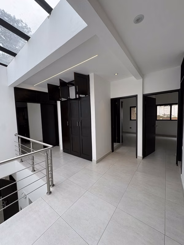 Zona 16 por el Pulte casa dentro de garita en venta