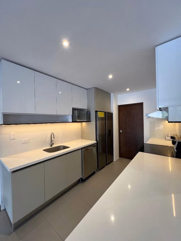 Alquilo apartamento 2 habitaciones + servicio en zona 13 sector Las Américas
