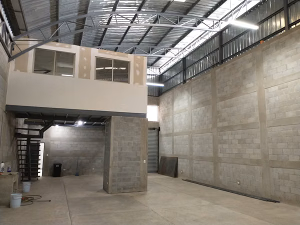 ALQUILO : OFI BODEGA de 250 M2 en el sector del Naranjo
