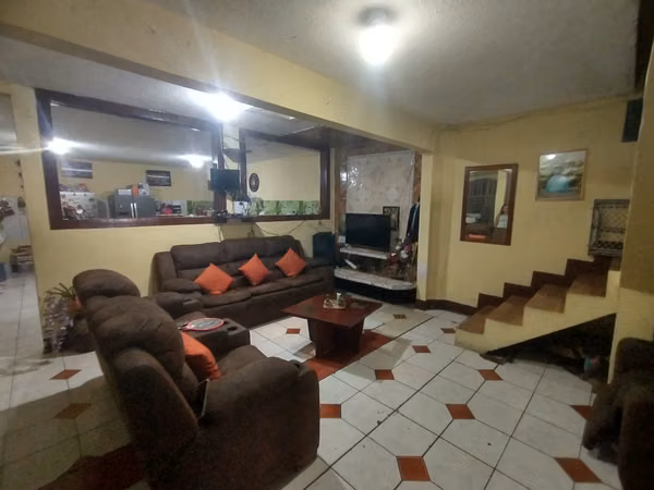 VENDO : CASA GRANDE de 3 niveles en excelente ubicacion en VILLA CANELES