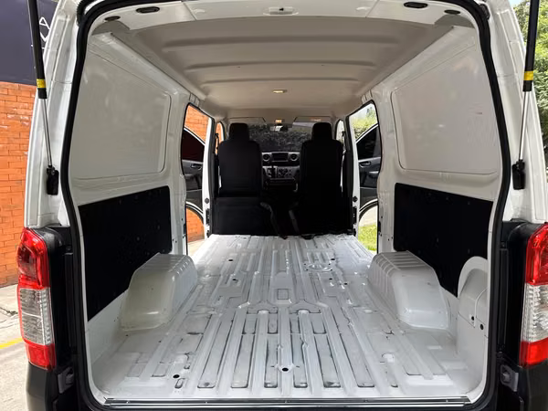 Panel Nissan Urvan 2024 de agencia