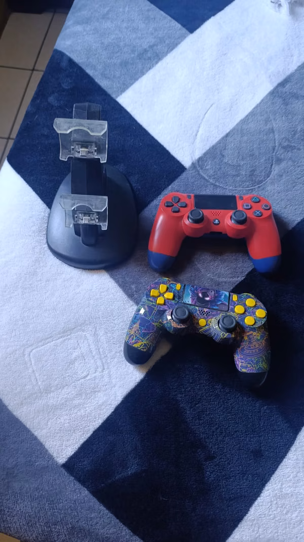 PS4 + 7 Juegos + 2 Controles + Audífonos Razer 
