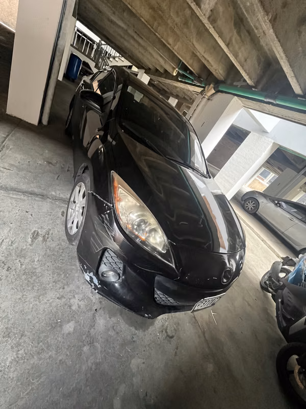Mazda 3 sedan modelo 2013, Color negro 