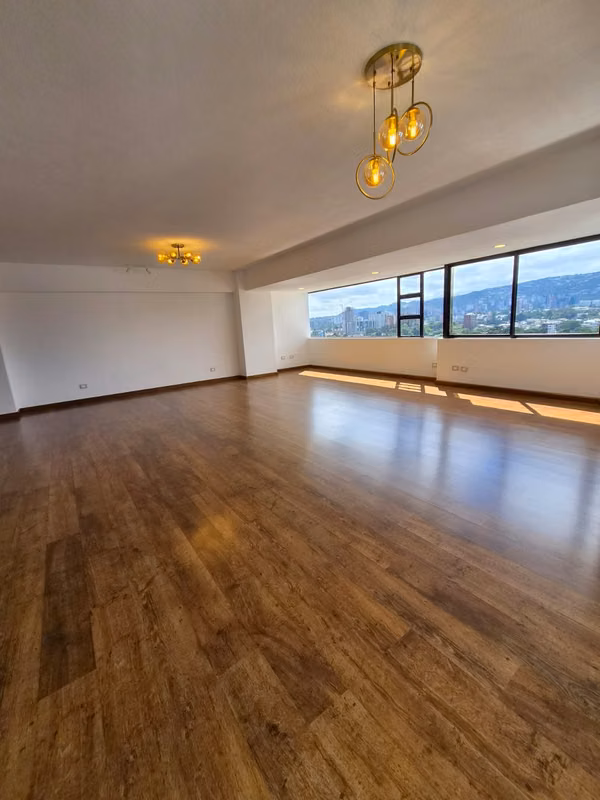 Rento apartamento con linda vista, totalmente remodelado en Villasbosque Zona 14