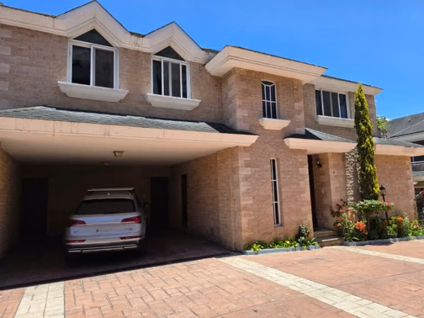 Casa en renta en zona 14 en Condominio