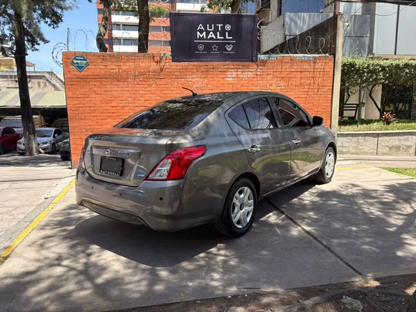 Sedan Nissan Versa N17 automatico de agencia año 2017