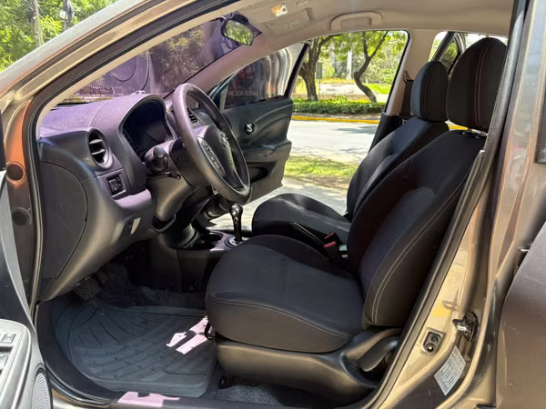 Sedan Nissan Versa N17 automatico de agencia año 2017