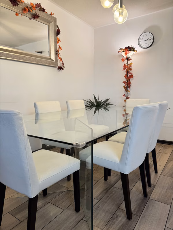  ¡POCO COMÚN, MUY ELEGANTE Y ABSOLUTAMENTE IMPACTANTE!  COMEDOR DE VIDRIO TEMPLADO