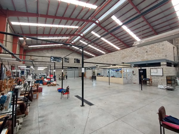 VENDO : BODEGA AMPLIA de 1,400 M2 en San Cristobal , ubicada a pocos metros del Boulevard principal .