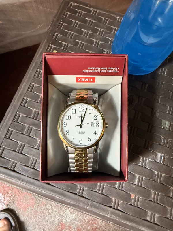 Vendo reloj nuevo está bien cuidado cero rayones 