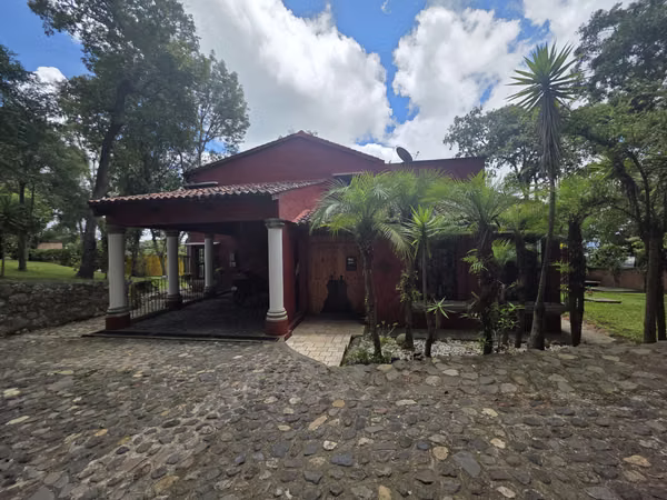 Z.6 Mixco entrada Club Campestre La Montaña VENDO casa diseño colonial 3,116v² terreno 353m² construcción Q3,500,000 