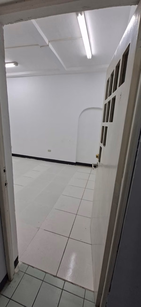 Oficina en Alquiler – La Cañada, Zona 14