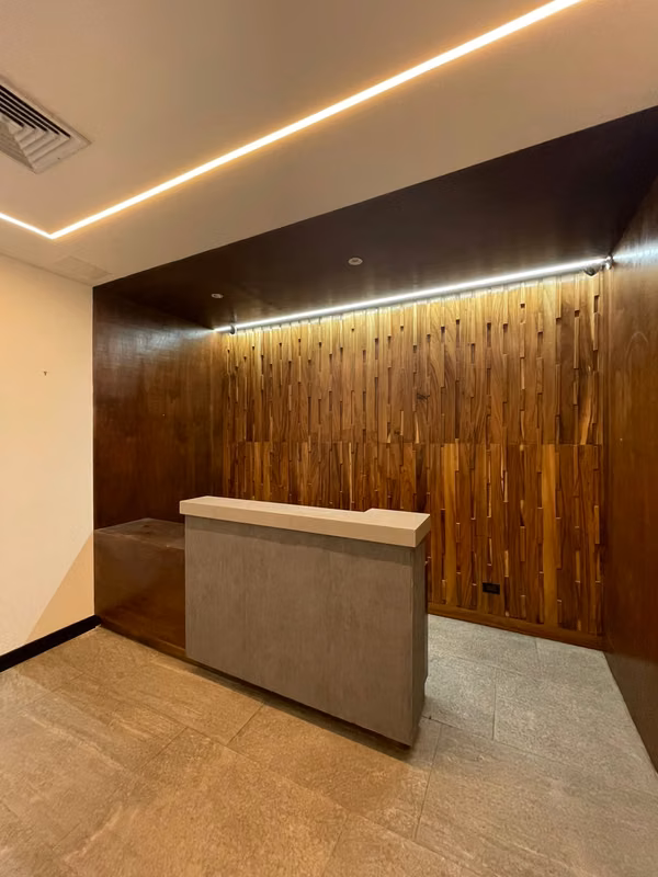 OFICINA EN RENTA ZONA 10 EDIFICIO RENOVATI 