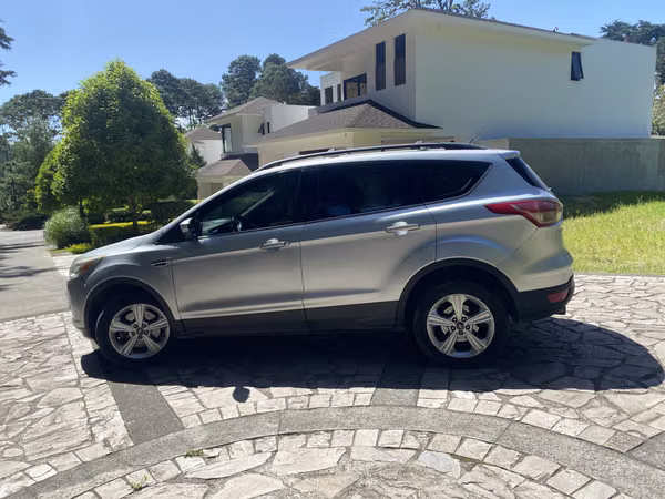 Camioneta Sport Ford Escape de Agencia con extras de lujo!