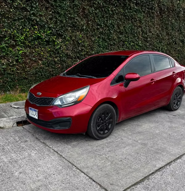 Precioso kia rio 2013, recién traído, bolsas completas, aire acondicionado, bien enllantado, funcionando perfecto. 