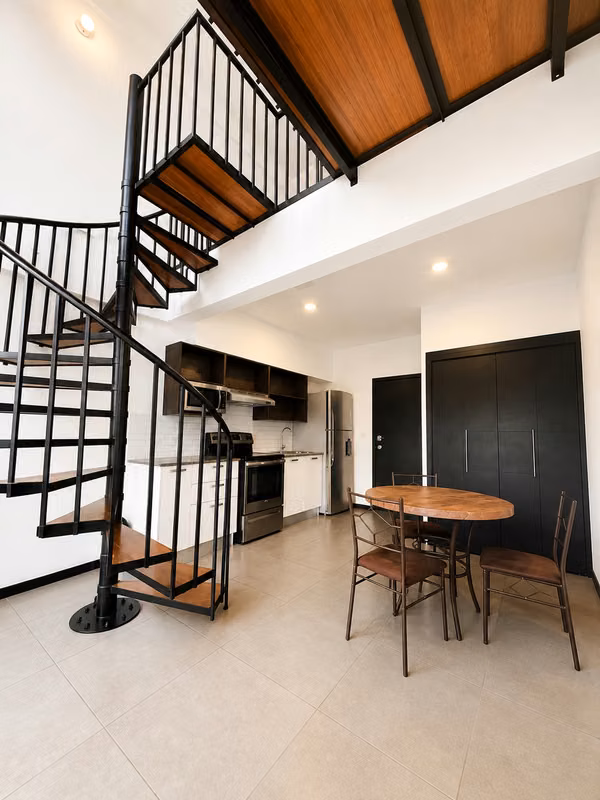 Apartamento en Renta LOFT zona 10 con jardín privado 
