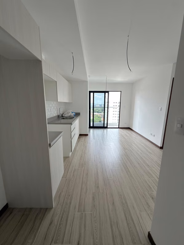 ¡Vive en Zona 10 NEO 2! Apartamento  Alto con Línea Blanca y Balcón