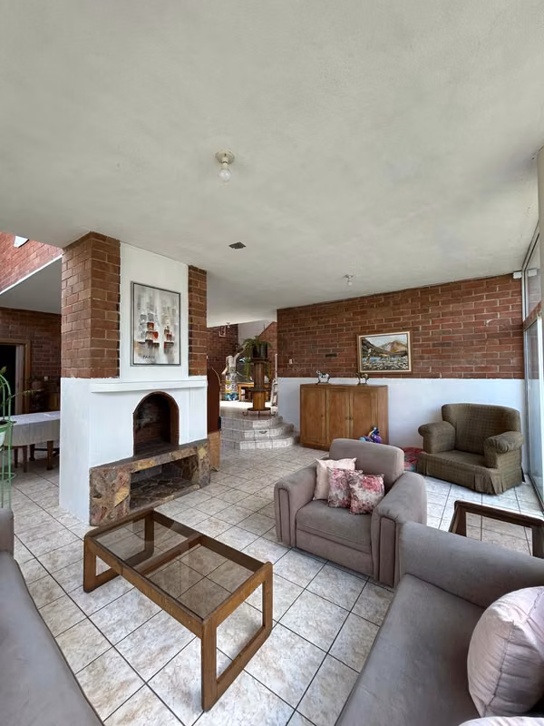 House in San Cristóbal with 6 Rooms and Spaces