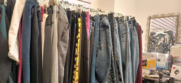 se vende lote de ropa con mueble y utileria para montar tienda/ bazar 