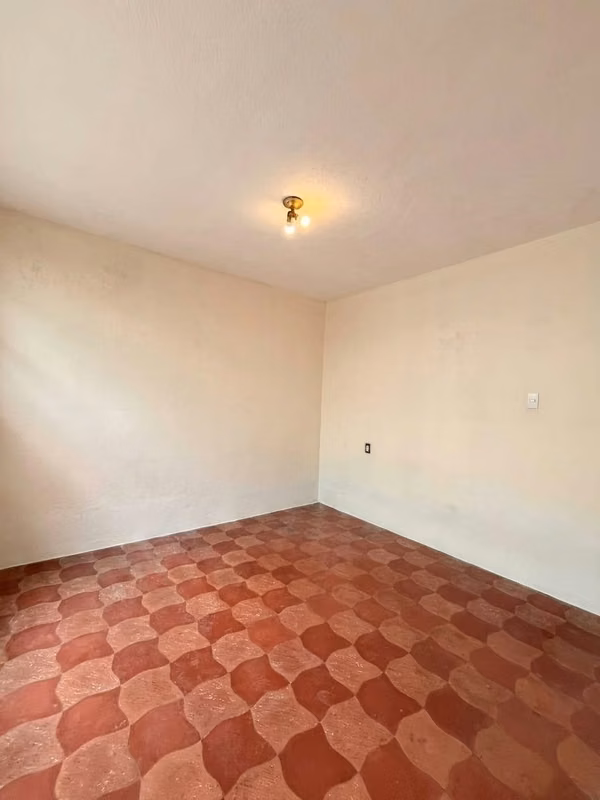 CASA EN RENTA EN ZONA 6 IDEAL PARA OFICINA O VIVIENDA CERCA A CALLE MARTI