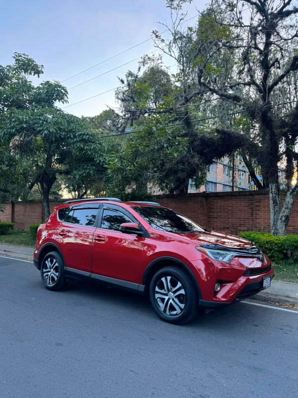 HERMOSA TOYOTA RAV4 MODELO 2017 4x4 