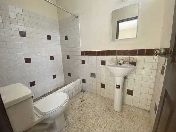 CASA PARA OFICINAS | 12 AMBIENTES | 23 PARQUEOS | EN COLONIA MARISCAL ZONA 11 | PV
