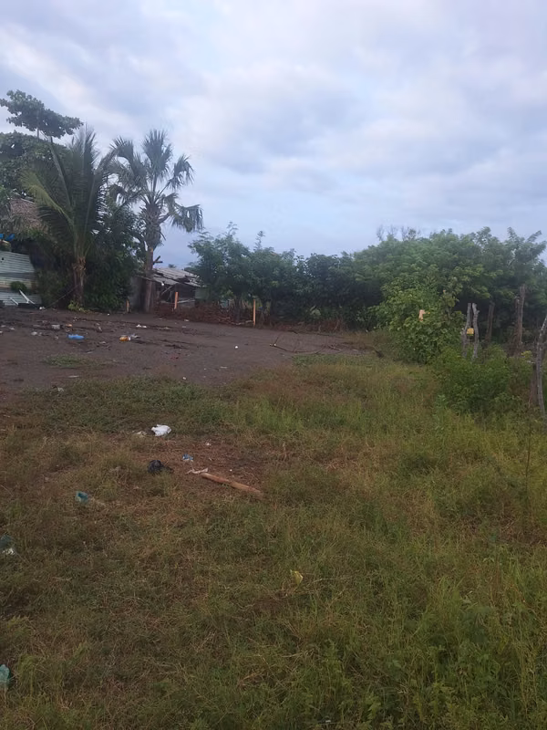 Land for sale 2 minutes from the sea.