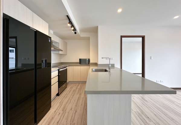 Apartamento en alquiler | Zona 10 | 2 Hab + 2 Paqueos