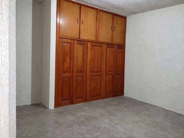 Sale of Corner House in Lomas de Portugal Zona 1 de Mixco - 124; has independent apartment
