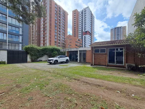 COMMERCIAL HOUSE IN RENT - AREA 10 (J)