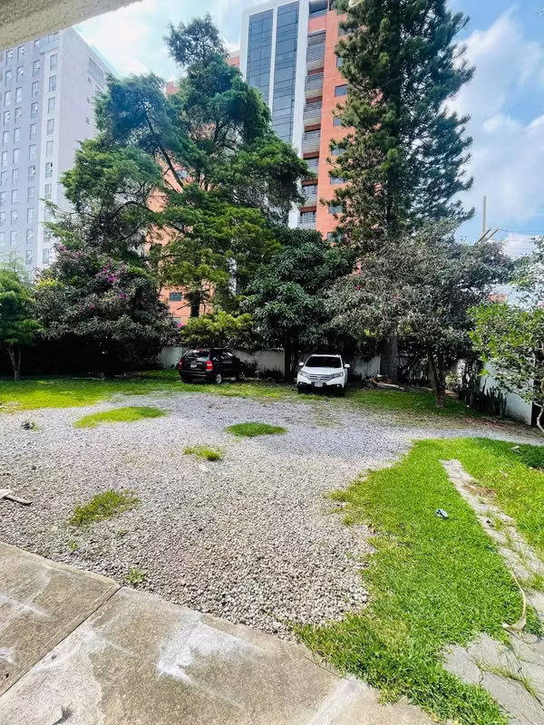 COMMERCIAL HOUSE IN RENT - AREA 10 (J)