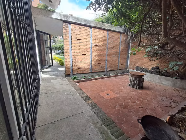 COMMERCIAL HOUSE IN RENT - AREA 10 (J)