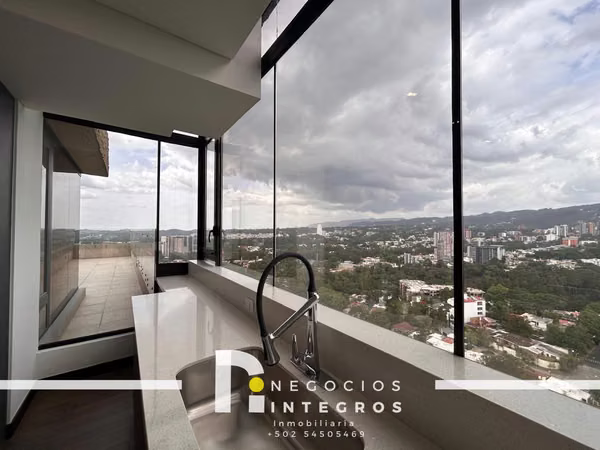 SPECTACULAR TWO-LEVEL PENTHOUSE FOR SALE – OAKLAND, ZONE 10