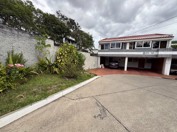 BELLA CASA AMUEBLADA EN ZONA 11 LAS CHARCAS | 5 PARQUEOS | JARDIN + HAB DE SERVICIO PV