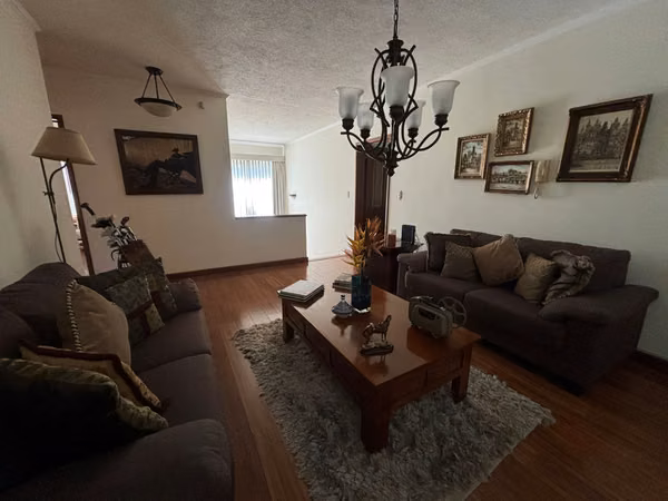 CASA EN VENTA EN COLINAS DE CASTEL, FRAIJANES  AMPLIO JARDIN - J