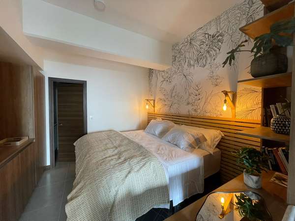 Beautiful furnished loft, area 13.