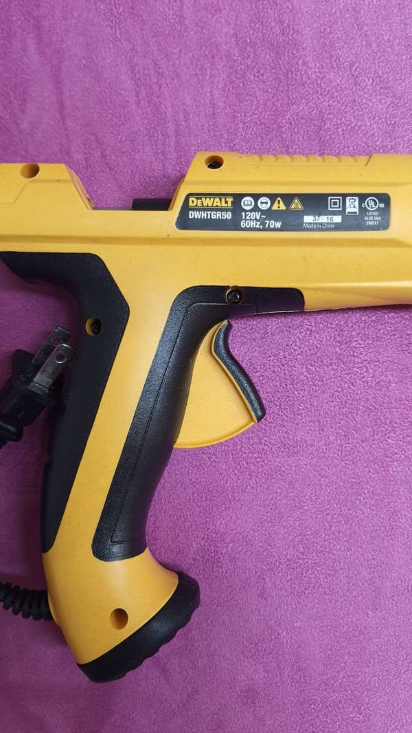 The DEWALT DWHTGR50 Quick Heat Ceramic Pistol - Operating 100%