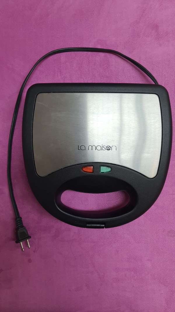 Sandwichera, Waflera y Plancha 3 en 1 con Placas Antiadherentes 750 W. Marca La Maison - Funcionando 100%