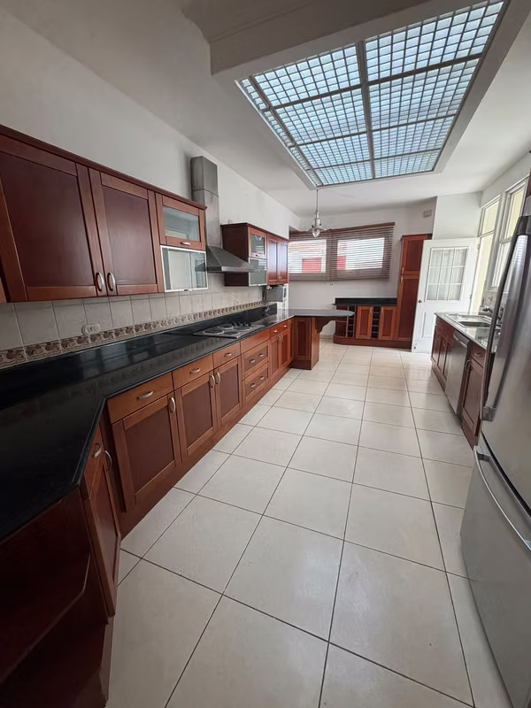 HOUSE FOR RENT IN AREA 10, 4 UNDER ROOF PARKING, A / C IN ALL ENVIRONMENTS