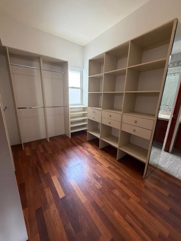 HOUSE FOR RENT IN AREA 10, 4 UNDER ROOF PARKING, A / C IN ALL ENVIRONMENTS
