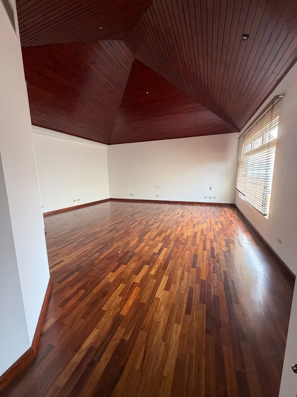 HOUSE FOR RENT IN AREA 10, 4 UNDER ROOF PARKING, A / C IN ALL ENVIRONMENTS