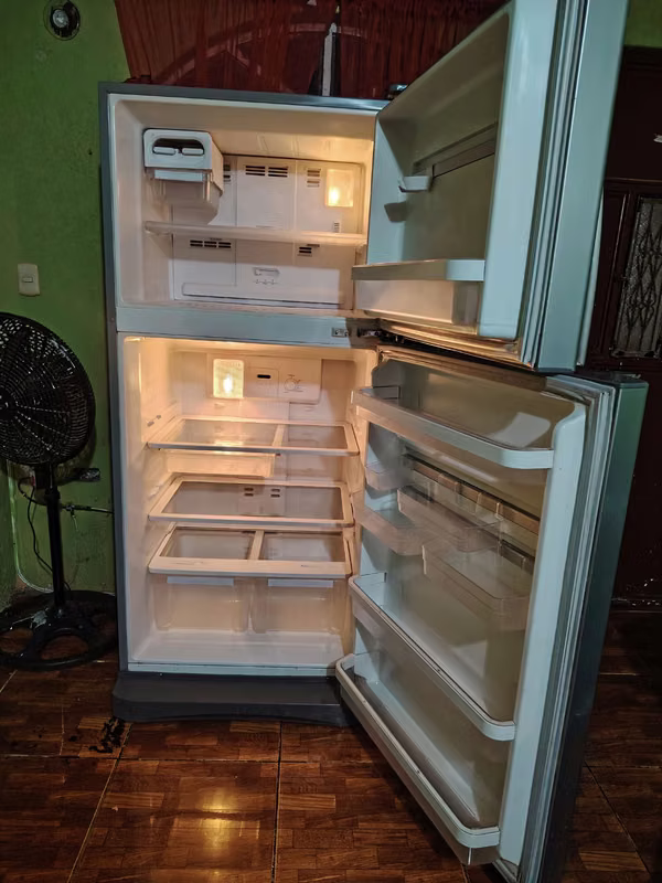 FRIGIDAIRE Refrigerator