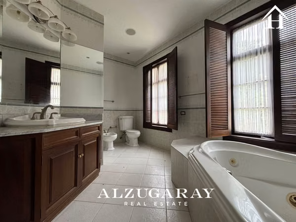 9-block property with mansion, ideal for hotel projects