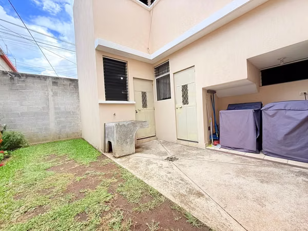 House in condo with large gardens in Balcones de San Cristóbal