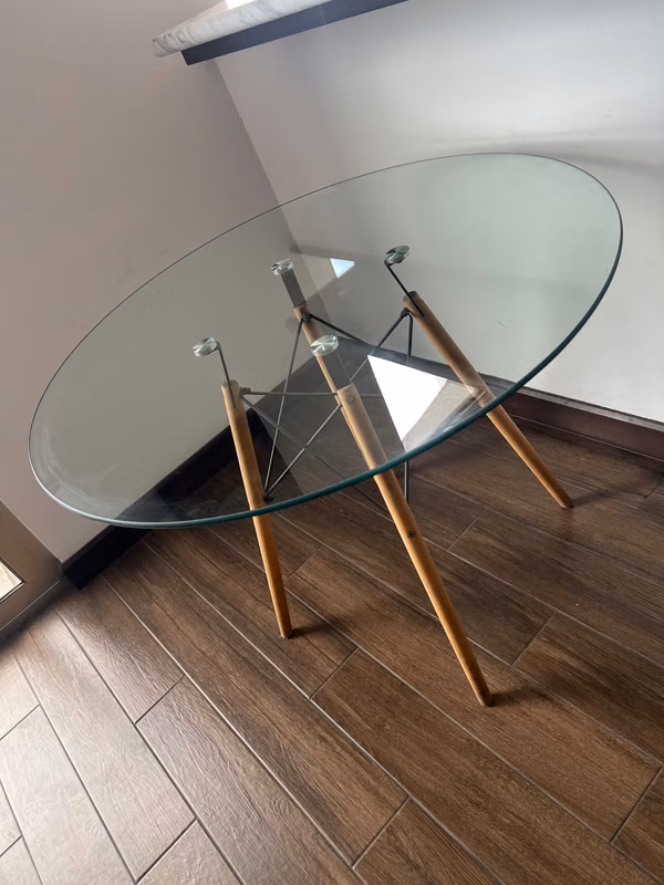 Clear glass table - 100 x 100 x 72 cm