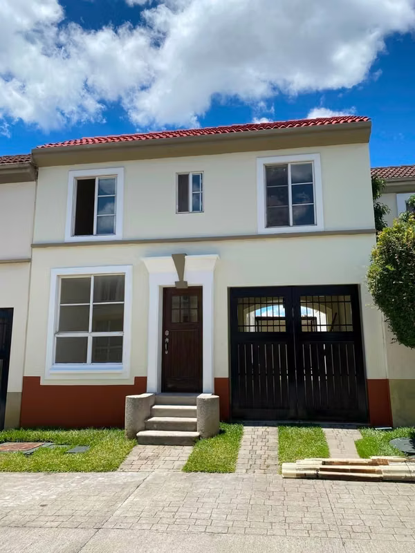CASA EN RENTA EN CONDADO NARANJO TIPO ALHAMBRA